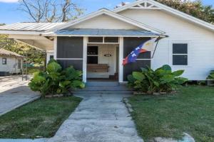Corporate Comfort in Freetown - Spacious Homes for Work Crews Guest house, Lafayette