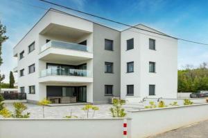 Apartment with A - C Radici --Insel Krk 55032, Malinska