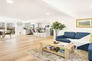 Step-Free 2BR Retreat w Panoramic Views on Deck Guest house, Seattle