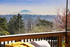 Modern 3BR Retreat w City Views 2 Living Spaces Guest house, Seattle