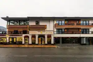 Nouvelle Hotel, Oni