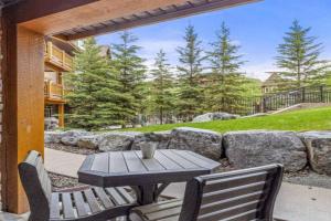 Peaceful 1BR Condo with Hot Tub and Pool Apartments, Canmore