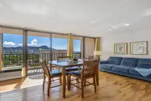 Walk to Beach. King Bed. Diamond head. Ocean view Guest house, Honolulu
