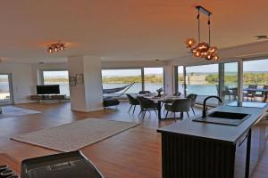 Exklusive Wohnung mit Balkon und direktem Rheinblick mit 2 Schlafzimmern für bis zu 5 Gäste Apartments, Neuwied