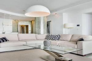 Stylish Two-Bedroom High-Rise Condo With City and Ocean Views, Miami Beach