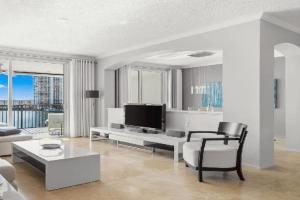 Bright 3-Bedroom Waterfront Retreat With Scenic Views, Sunny Isles Beach