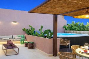Vico Trigona con terrazza e jacuzzi riscaldata Apartments, Noto