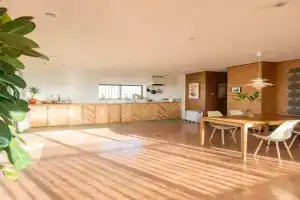 Off The Wall Lodge, Chatan