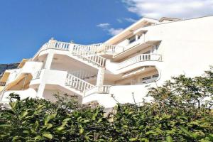 Apartment Wohnung mit Balkon und Meerblick in Strandnähe by Interhome, Baska Voda