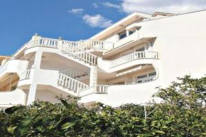 Apartment mit Balkon in Strandnähe by Interhome, Baska Voda