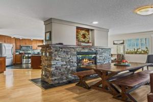 Mountain View Retreat Elegant 3BR condo with Gym Guest house, Canmore