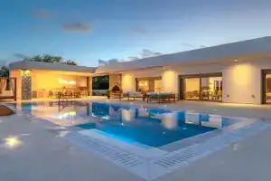 Ruby Paradise Villa, Ixia