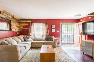 TripH - townhouse, EV charger, off street parking, Pittsburgh