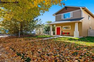 Cozy Getaway walk to Stadium Fireplace Garage Guest house, Boise