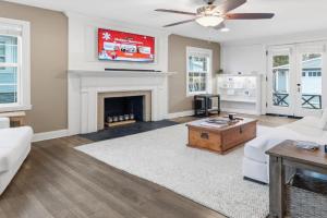 Cozy SoBro 3BR Retreat with Patio Guest house, Indianapolis