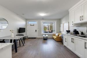 Private Entrance Suite Near Deer Lake & Metro Guest house, Burnaby