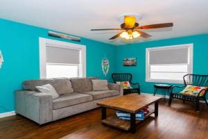 The Hideaway by Sunsational Stays - Rear Unit Only, Steps to the Beach Apartments, Galveston