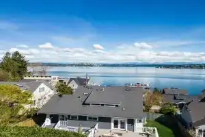 Leschi Retreat w Breathtaking Water View Sleeps 14 Guest house, Seattle