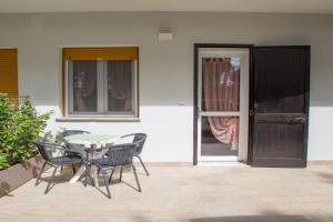 Great accommodation with a lovely patio Apartments, Eraclea Mare