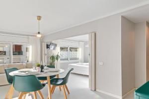 Marblau Beach Vacation and Downtown Apartments, Sitges
