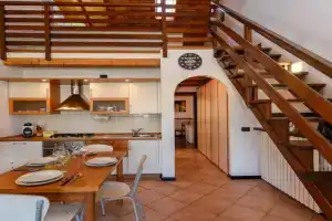 Loft Soppalcato con Patio, Piscina e Parcheggio Apartments, Sirmione