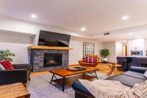 Alpine Chic - two-story mtn escape near downtown Apartments, Canmore