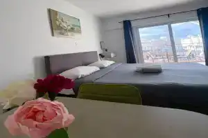 Rimini Balcony Studios - Steps from the Sea, Paphos