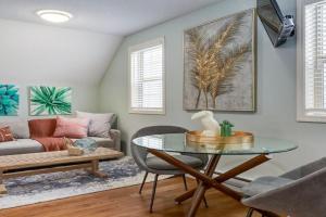The Cutest Condo in and Banff Guest house, Canmore