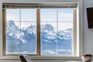 Cozy Mountain View Condo Close to DT Guest house, Canmore
