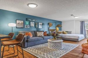 Stylish Getaway in the Heart of near Banff Guest house, Canmore