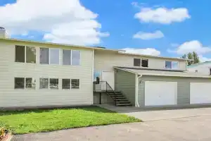 Colorful Family House w Big Deck 3 mins to I5, Seattle