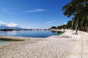 Apartment Gesamte Wohnung in mit Möbliertem Balkon by Interhome, Brist