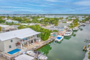 Captain's Cove ~Waterfront Home with Pool & 75' Dock Guest house, Marathon