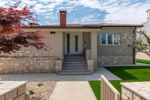 Stylish Villa Just 200 m from the Sea, Umag