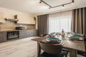 NEW - Only Suites Modern 2-Bedroom apartment with common heated Jacuzzi by SF Homes, St Julians
