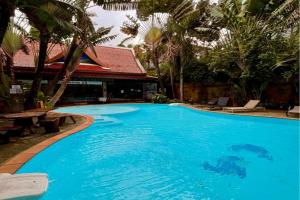 Bright Sun Apartment with Pools, Nai Harn