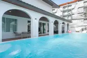 Espuma pool villa, Patong