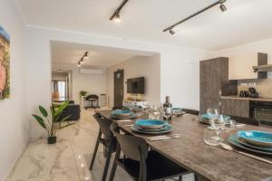 NEW - Only Suites apt2 Modern 2-Bedroom apartment with common heated Jacuzzi by SF Homes, St Julians