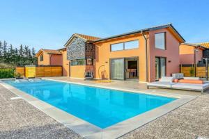 Villa Fire by Villa Plus, Lygia