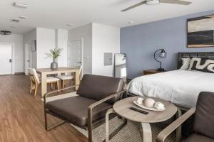 Landing Spectacular Studio Pool Gym, Birmingham