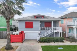 Tide of Your Life Beach Cottage Walk to Beach and Seawall, Galveston