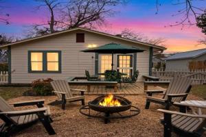 Primrose Cottage - Fire Pit & Close to Downtown, Fredericksburg