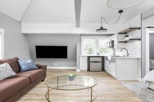 Midtown Modern Carriage Home Near Top Attractions Family Friendly Guest house, Indianapolis