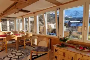 Sunny & Bright Swiss Apartment with Jungfrau View, Wengen