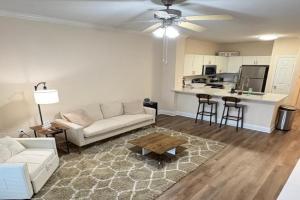 Relaxing Pool-View 1BR Near Top Spots Apartments, Houston
