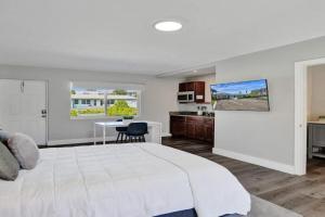 Pelican Cove Studio w Private Patio in Pompano, Pompano Beach