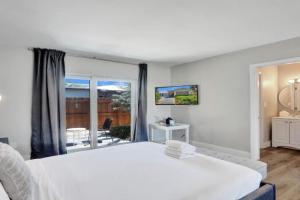 Pelican Cove Studio w Full Kitchen and Patio, Pompano Beach