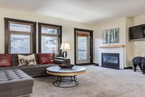 Heated Outdoor Pool Near Banff Park Guest house, Canmore