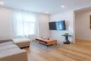 Ambiance Urbaine À Apartments, Laval