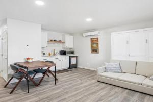 Cozy Studio Retreat with Private Bath & Kitchenette, Phoenix
